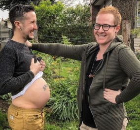 Ζευγάρι ομοφυλόφιλων περιμένει το πρώτο του βιολογικό παιδί- Έχουν ήδη δύο υιοθετημένα παιδιά