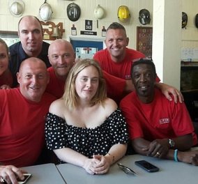 Adele μία & μοναδική: Επισκέφθηκε, ευχαρίστησε & συνεχάρη τους πυροσβέστες του καταραμένου Grenfell Tower