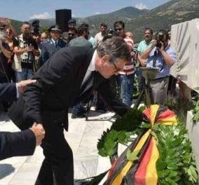 Βίντεο: Η στιγμή που ο Μανώλης Γλέζος παραμερίζει την Ζωή Κωνσταντοπούλου & πιάνει από το χέρι τον Γερμανό πρέσβη για να καταθέσει στεφάνι