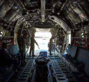 Τρομερά συγκινητικό: Ο αστυνομικός του Κων/νου Μητσοτάκη, Μανούσος Γρυλλάκης δίπλα στο φέρετρο μέσα στο C-130 (Φωτό)