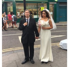 Αυτή η φωτό του ηλικιωμένου που παντρεύεται την παιδούλα στο Λονδίνο είναι γροθιά στο στομάχι