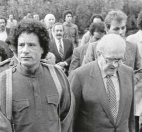 Vintage pic: Ο Ανδρέας Παπανδρέου με τον Λίβυο ηγέτη Μουαμάρ Καντάφι κάποτε στην Κρήτη.....