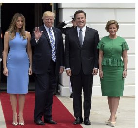 Εντυπωσιακή η Μελάνια: Με γαλάζιο φόρεμα και φλοράλ γόβες υποδέχτηκε τον Πρόεδρο & την Πρώτη Κυρία του Παναμά