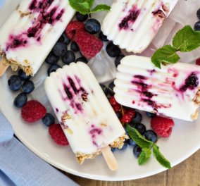 Υπέροχο δροσερό γλύκισμα από τον Δημήτρη Σκαρμούτσο: Παγωτό ξυλάκι με γιαούρτι, φράουλες & γκρανόλα