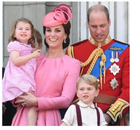 Στα ροζ μαμά & κόρη Kate & Charlotte - Σοβαροί κύριοι ο διάδοχος William & ο Πρίγκηπας George - Η 91χρονη Ελισάβετ στο μπαλκόνι 