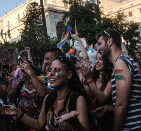 Athens Pride: Φωτογραφίες από την μαζική παρέλαση των ΛΟΑΤΚΙ στο κέντρο της Αθήνας 