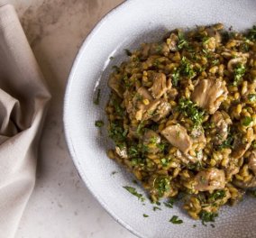 Μαγειρεύουμε υγιεινά: Σταρότο με κοτόπουλο και μανιτάρια από τον Άκη Πετρετζίκη