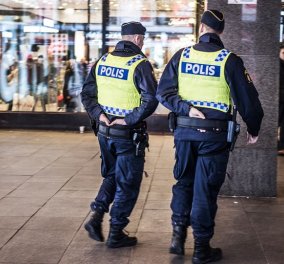 Έκτακτο: Συναγερμός στην Στοκχόλμη από κλεμμένο φορτηγάκι που έπεσε πάνω σε αυτοκίνητα (Φωτό & Βίντεο)