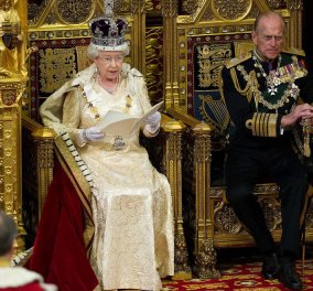 Φωτό: Η Βασίλισσα Ελισάβετ έχει χιούμορ - "Τρολάρει" την πρωθυπουργό της Βρετανίας για το Brexit (;) 