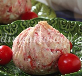 Ουζάκι με κολατσιό πριν το μπάνιο: Φέτα & ντομάτα "πειραγμένα" από τη Ντίνα Νικολάου