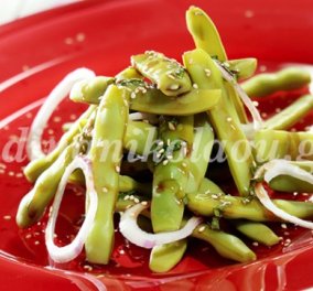 Μια ωραία σαλάτα με πράσινα φασολάκια & σάλτσα δυόσμου από την Ντίνα Νικολάου