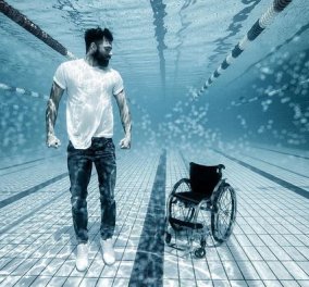 Η συγκλονιστική φωτογραφία της ημέρας: Όρθιος μέσα στο νερό ο παραολυμπιονίκης Αντώνης Τσαπατάκης - Το μήνυμά του