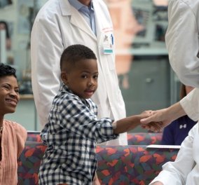 Story of the day: Ο 10χρονος Ζάιον Χάρβεϊ έκανε την πρώτη επιτυχημένη διπλή μεταμόσχευση χεριών