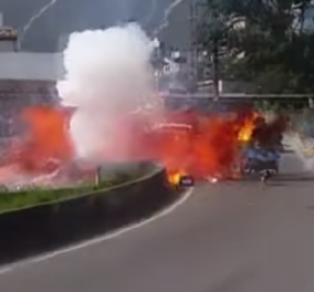 Βίντεο που κόβει την ανάσα: Βόμβα εκρήγνυται στον αέρα την ώρα που περνούν αστυνομικοί & τους καίει 