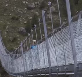 Βίντεο: Από ψηλά η μεγαλύτερη κρεμαστή πεζογέφυρα στον κόσμο
