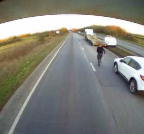 Συγκλονιστικό βίντεο: Άνδρας πηδάει από το εν κινήσει αυτοκίνητο του για να σώσει άλλον οδηγό που παθαίνει εγκεφαλικό 