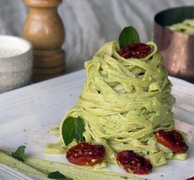 Την ανακηρύσσω στην pasta του καλοκαιριού: Λιγκουίνι με πέστο αβοκάντο με την φροντίδα του Άκη Πετρετζίκη