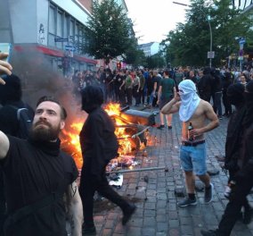 Ο διαδηλωτής που έγινε viral: Έβγαλε selfie μπροστά στις φλόγες στο Αμβούργο