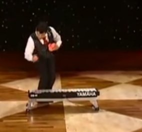 Βίντεο για ξεκούραση με μουσική: ο Ζογκλέρ παίζει θαυμάσιο πιάνο με τις μπάλες για ντο ρε μι φα σολ λα σι  