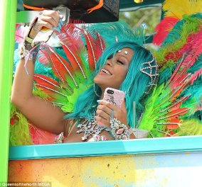 Φτερά, πούπουλα και το πιο «καυτό» μπικίνι φόρεσε η Ριάνα - Xόρεψε σε τρελούς ρυθμούς στα Barbados (ΦΩΤΟ-ΒΙΝΤΕΟ)