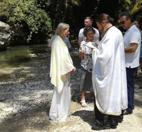 Ολλανδέζα 52 ετών ήρθε από την Αυστραλία για να βαφτιστεί Χριστιανή Ορθόδοξη στα παγωμένα νερά του ποταμού Λαγκάβιτσα