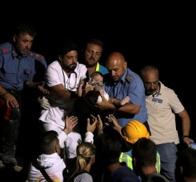 Συνταρακτικό βίντεο: Πυροσβέστες διασώζουν μωράκι 7 μηνών από τα συντρίμμια στην Ίσκια