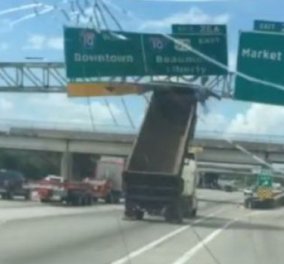 Τρόμος σε αυτοκινητόδρομο: Φορτηγό γκρεμίζει γέφυρα με πινακίδες! (ΒΙΝΤΕΟ)