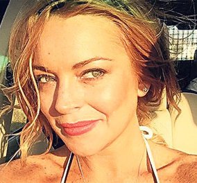 16 μαγιό 16 διαφορετικές Lindsay Lohan: από το εφηβικό μπικίνι ως τα ολόσωμα της Μυκόνου