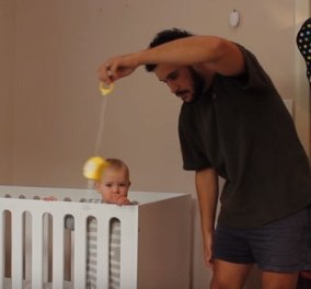 O πιο διάσημος μπαμπάς του YouTube & οι κόρες του μας διδάσκουν με χιούμορ πως να κοιμίζουμε το μωρό