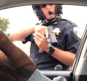 Βίντεο: Αστυνομικός σημαδεύει με το όπλο του οδηγό αυτοκινήτου για δέκα λεπτά και κανείς δεν κατάλαβε το λόγο