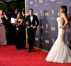Κόκκινο χαλί και κόκκινες τουαλέτες στα βραβεία Emmy: Νικόλ Κίντμαν, Κλουμ & Βεργκάρα – νύφη – φωτό – βίντεο