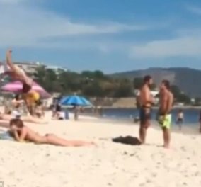 Απίθανο «καμάκι» στην παραλία: Έκανε κωλοτούμπα για να της πιάσει κουβέντα (ΒΙΝΤΕΟ)