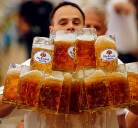 Ο σερβιτόρος της 10ετιας: Μετέφερε άπειρα τεράστια ποτήρια μπύρας βάρους 50 κιλών! (ΦΩΤΟ-ΒΙΝΤΕΟ) 