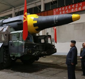 Νέα πρόκληση από τον Κιμ Γιονγκ Ουν: Η Βόρεια Κορέα μεταφέρει διηπειρωτικό πύραυλο στις ακτές