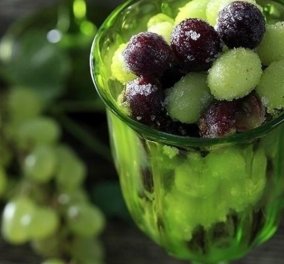 Ο Άκης Πετρετζίκης φτιάχνει παγωμένα και γλυκόξινα σταφύλια και δίνει άλλη διάσταση στο αγαπημένο φρούτο