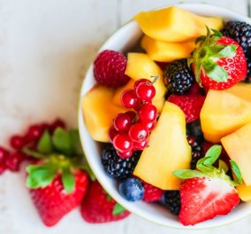 Ο Σπύρος Σούλης μας εκπαιδεύει: πώς θα απαλλαγείτε από τα μυγάκια γύρω από τα φρούτα