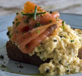 Το καλύτερο πρωινό που μπορείτε να φτιάξετε: Αυγά scrambled με σολομό από τον Άκη Πετρετζίκη 