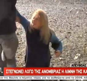 Το απρόοπτο της δημοσιογράφου σε ζωντανή σύνδεση - Κόλλησε το πόδι της στη λίμνη της Καστοριάς (ΒΙΝΤΕΟ)