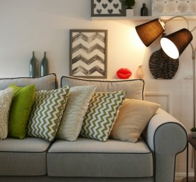 4 οικονομικές ιδέες για να μεταμορφώσετε τον παλιό σας καναπέ σε καινούργιο!