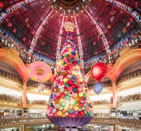 ΦΩΤΟ- ΒΙΝΤΕΟ: Δείτε την παραμυθένια διακόσμηση και το μαγικό δέντρο της Galleries Lafayette στο Παρίσι