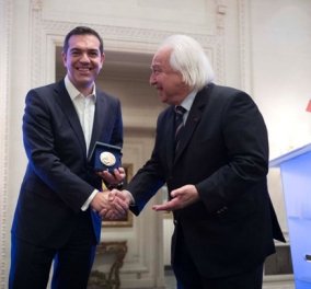 Αλέξης Τσίπρας κατά την παραλαβή του βραβείου: «Ανήκει στον ελληνικό λαό που αγωνίστηκε να βγει από την κρίση» (ΒΙΝΤΕΟ)