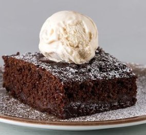 Φτιάξτε το νόστιμο βραστό κέικ σοκολάτας του  Άκη Πετρετζίκη - Θα ενθουσιάσει μικρούς και μεγάλους!