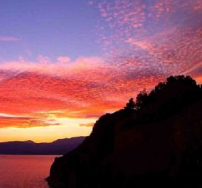 Ο ουρανός στο Ναύπλιο έγινε ξαφνικά κόκκινος και το υπερθέαμα είναι ασύλληπτο (ΦΩΤΟ)
