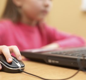 Οι κίνδυνοι του διαδικτύου για τα παιδιά: Οι τρόποι αντιμετώπισής τους – Τι πρέπει να προσέχουν οι γονείς