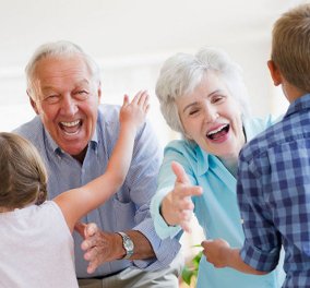 Πως οι παππούδες και οι γιαγιάδες επηρεάζουν αρνητικά την υγεία των εγγονιών τους - Τι αναφέρει η έρευνα