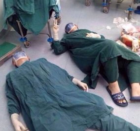 Η φωτογραφία που συγκίνησε το διαδίκτυο: Δύο χειρούργοι στο πάτωμα μετά από 32 ώρες επέμβασης! (ΦΩΤΟ)
