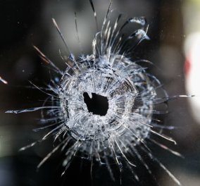 Κρήτη: 44χρονη δέχθηκε αδέσποτη σφαίρα στο χέρι έξω από το σπίτι της