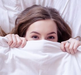 Έχεις αϋπνία ή ξυπνάς εξαντλημένη; Αυτά είναι τα 5 tips των ειδικών για να κοιμάσαι καλύτερα! 