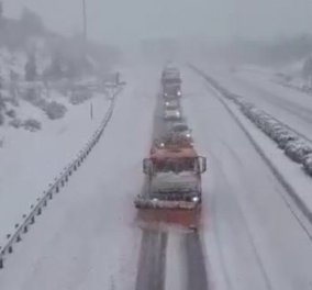 Σοβαρά προβλήματα από τον χιονιά: Δίπλωσαν νταλίκες στην εθνική οδό Αθηνών – Λαμίας   