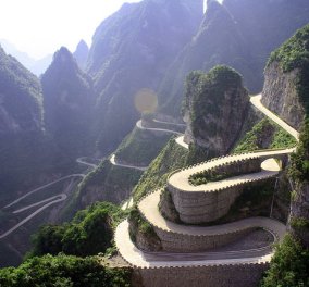 O πιο τρομακτικός δρόμος στον κόσμο βρίσκεται σε υψόμετρο 1300 μέτρων και έχει 99 στροφές (ΦΩΤΟ-ΒΙΝΤΕΟ)
